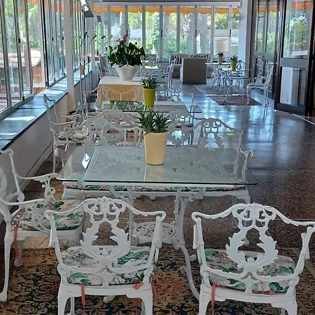 Vina Del Mar Pineta 4* 리도 디 예솔로